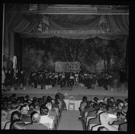 Vista geral de palco com orquestra e da plateia