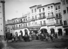 Fonte da Praça do Giraldo com aguadeiros, Praça do Giraldo