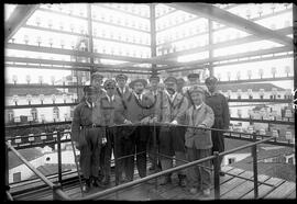 Grupo de homens na estrutura de madeira