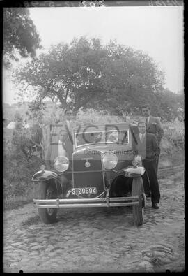 Homens junto a automóvel