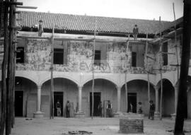 Construção do claustro interior do Asilo Barahona