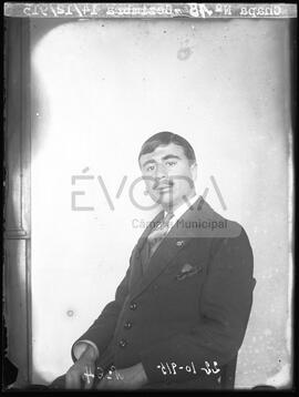 Retrato de meio corpo de Mário Delphim