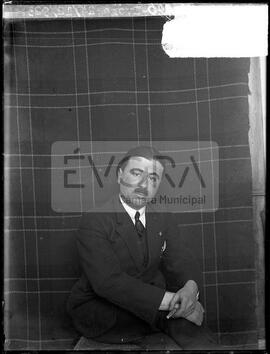Retrato de meio corpo de Mário Delphim