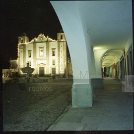 Fonte da Praça do Giraldo e Igreja de Santo Antão: aspecto nocturno