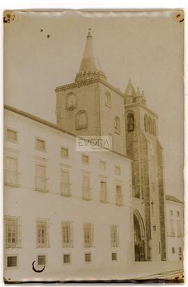 Fachada da Sé de Évora