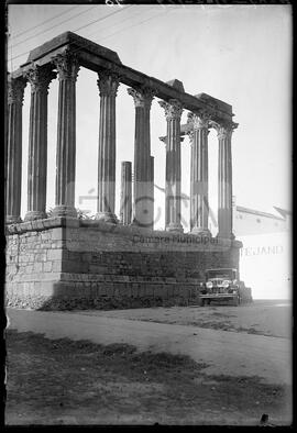 Automóvel em frente ao Templo Romano