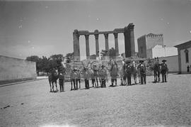 Grupo de homens com cavalos em frente ao templo romano