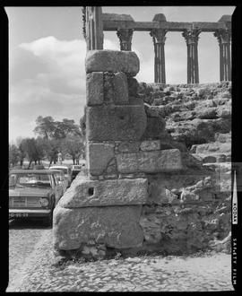 Pormenor do pódio do templo romano