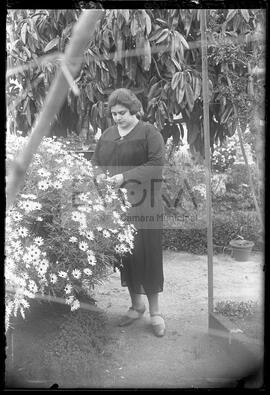 Maria Noémia no jardim