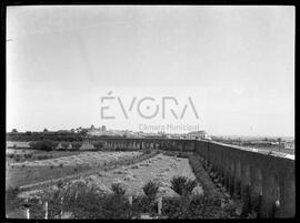 Aqueduto com vista geral da cidade por trás