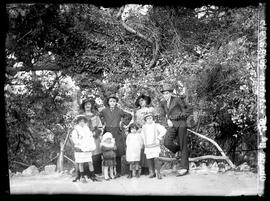 Retrato de grupo no Jardim da Estrela: Amália Bandeira e irmãos