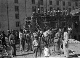 Operários do construtor Falcão durante a obra no edifício de S. Domingos
