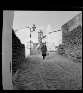 Rua de Monsaraz com senhora a passar