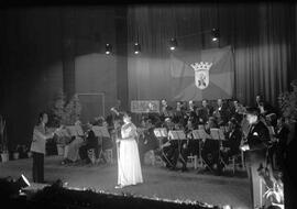 Orquestra e cantora no palco do Teatro Garcia de Resende