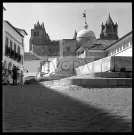 Aspecto da Fonte das Portas de Moura com a Sé ao fundo
