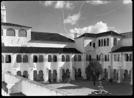 Galeria mudejar e fonte do claustro