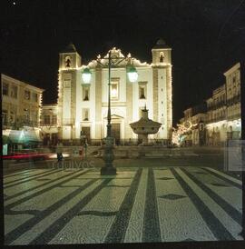 Fonte da Praça do Giraldo e Igreja de Santo Antão: aspecto nocturno