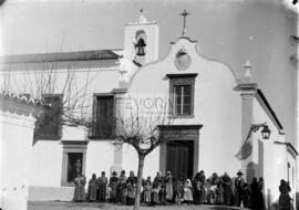 Retrato de grupo frente à Igreja da Santa Casa da Misericórdia, Redondo