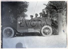 Retrato de grupo num automóvel: alunos da Escola de Sargentos