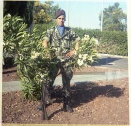 Militar no Jardim