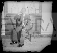 Retrato de homem sentado numa cadeira