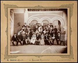 Retrato de grupo no Palácio de Dom Manuel: adultos mascarados