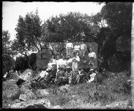 Retrato de grupo junto a árvores