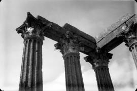 Templo Romano: pormenor dos capitéis