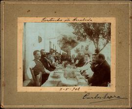 Retrato de grupo à mesa, no Portinho da Arrábida