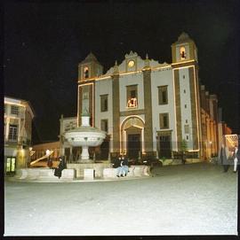 Fonte da Praça do Giraldo e Igreja de Santo Antão: aspecto nocturno