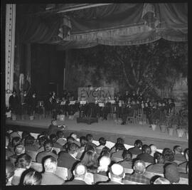 Vista geral de palco com orquestra e da plateia