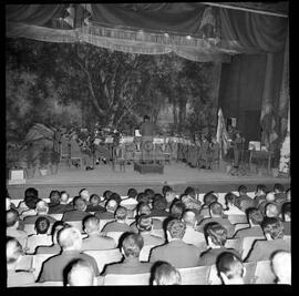 Vista geral de palco com orquestra e da plateia