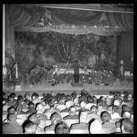Vista geral de palco com orquestra e da plateia