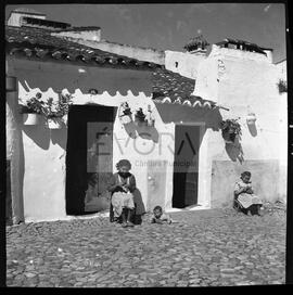 Meninas e bébé à porta de casa