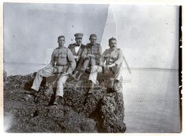 Retrato de grupo na praia de Albarquel: alunos da Escola de Sargentos