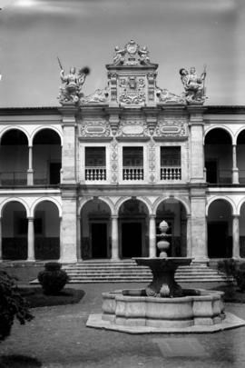 Claustro do Colégio do Espírito Santo (Universidade de Évora): fachada da Sala dos Actos e fonte