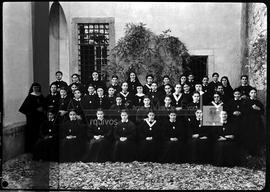 Grupo de irmãs e pupilas do Convento do Calvário