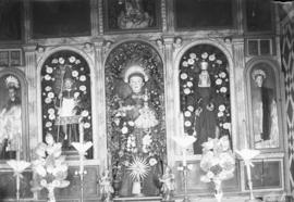 Pormenor de imagens de um altar numa igreja não identificada