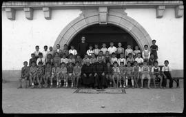 Retrato de grupo de alunos e professores da Escola dos Salesianos, em Évora