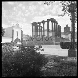 Aspecto geral do templo romano visto do Jardim Diana