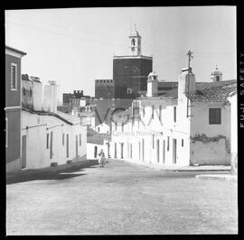 Aspecto de uma Rua do Alandroal com torre ao fundo