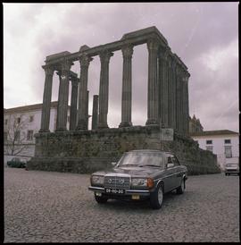 Automóvel junto ao Templo Romano
