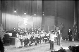 Orquestra e cantor no palco do Teatro Garcia de Resende