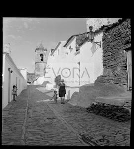 Rua de Monsaraz com pessoas a passar