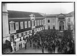Multidão à porta da Misericórdia de Lisboa e da Companhia de Carruagens Lisbonense