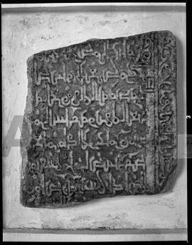 Fragmento de lápide com inscrição árabe