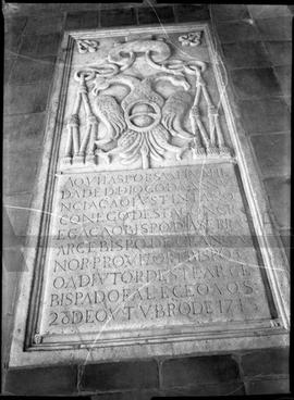 Pedra tumular de D. Diogo da Anunciação, no alpendre da Igreja de São João Evangelista (Lóios)