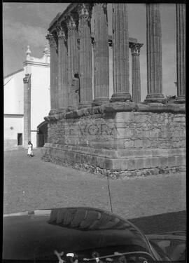Colunas e podium do templo