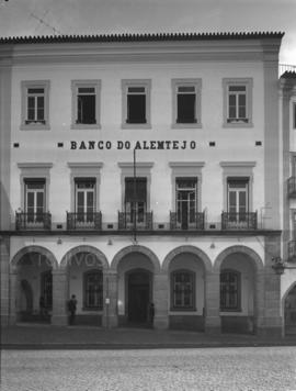 Fachada do Banco do Alentejo na Praça do Giraldo