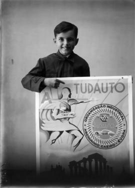 Criança com cartaz publicitário